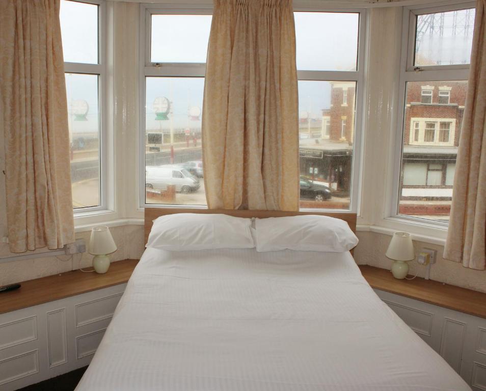 The Colwyn Hotel - Near Pleasure Beach Blackpool Exterior photo
